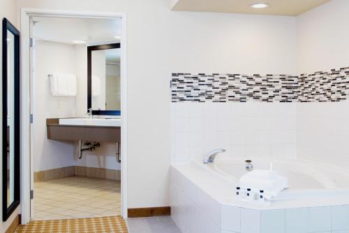 Imagen de la habitación del Hotel Country Inn and Suites By Radisson, Milwaukee West (brookfield), Wi. Foto 10