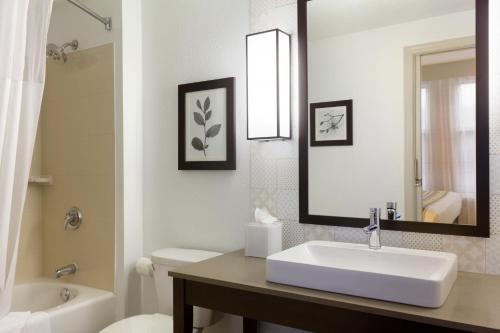Imagen de la habitación del Hotel Country Inn and Suites By Radisson, Minneapolis West, Mn. Foto 17