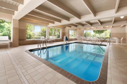 Imagen de la piscina del Hotel Country Inn and Suites By Radisson, Minneapolis West, Mn. Foto 19
