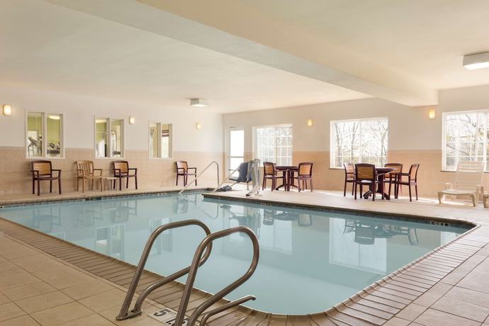 Imagen de la piscina del Hotel Country Inn and Suites By Radisson, Norman, Ok. Foto 19