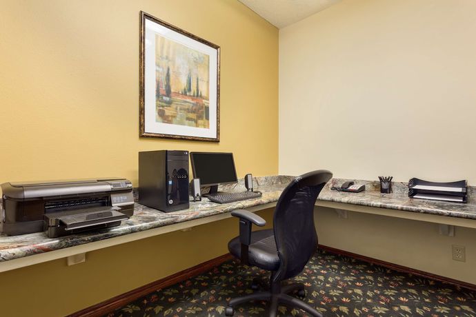 Imagen de los interiores del Hotel Country Inn and Suites By Radisson, Norman, Ok. Foto 18