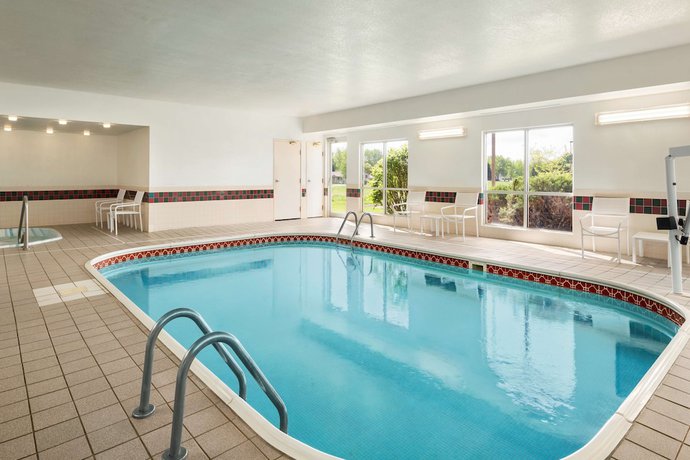 Imagen de la piscina del Hotel Country Inn and Suites By Radisson, Owatonna, Mn. Foto 20