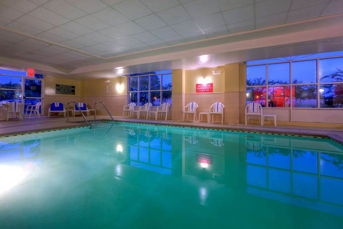 Imagen de la piscina del Hotel Country Inn and Suites By Radisson, Petersburg, Va. Foto 19