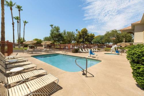 Imagen de la piscina del Hotel Country Inn and Suites By Radisson, Phoenix Airport, Az. Foto 19