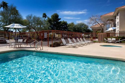 Imagen de la piscina del Hotel Country Inn and Suites By Radisson, Phoenix Airport, Az. Foto 20