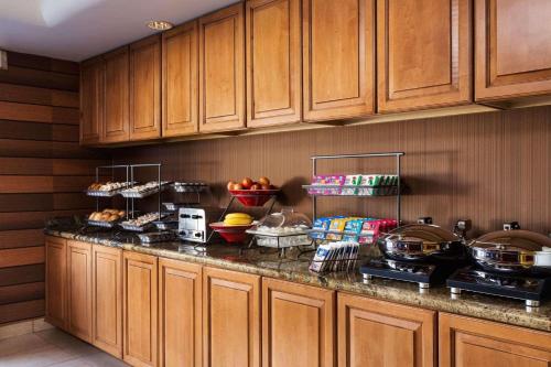 Imagen del bar/restaurante del Hotel Country Inn and Suites By Radisson, Phoenix Airport, Az. Foto 11