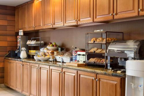 Imagen del bar/restaurante del Hotel Country Inn and Suites By Radisson, Phoenix Airport, Az. Foto 12