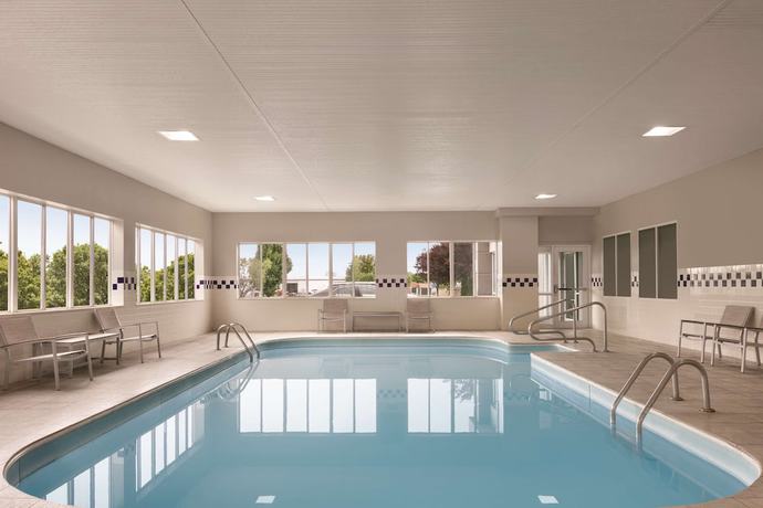Imagen de la piscina del Hotel Country Inn and Suites By Radisson, Port Clinton, Oh. Foto 20