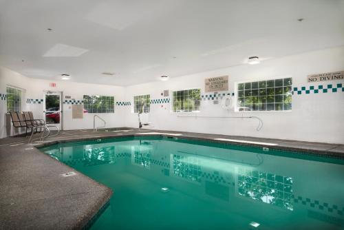 Imagen de la piscina del Hotel Country Inn and Suites By Radisson, Portland International Airport, Or. Foto 20