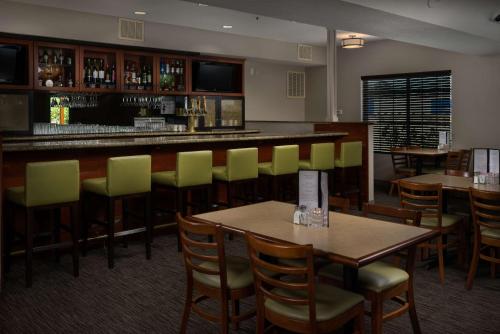 Imagen del bar/restaurante del Hotel Country Inn and Suites By Radisson, Portland International Airport, Or. Foto 8