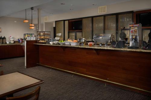 Imagen del bar/restaurante del Hotel Country Inn and Suites By Radisson, Portland International Airport, Or. Foto 9