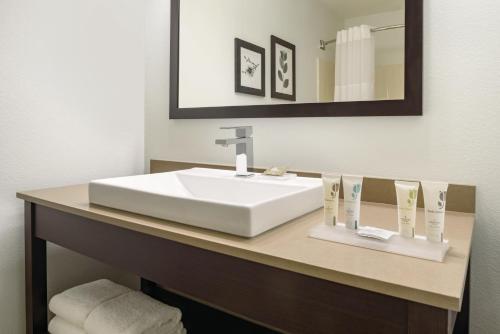 Imagen de la habitación del Hotel Country Inn and Suites By Radisson, Romeoville, Il. Foto 10