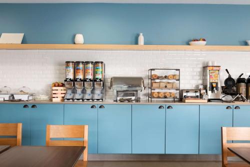 Imagen del bar/restaurante del Hotel Country Inn and Suites By Radisson, Romeoville, Il. Foto 7