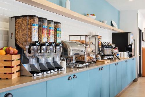 Imagen del bar/restaurante del Hotel Country Inn and Suites By Radisson, Romeoville, Il. Foto 8