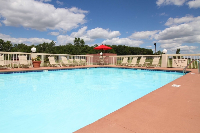 Imagen de la piscina del Hotel Country Inn and Suites By Radisson, Sandusky South, Oh. Foto 19