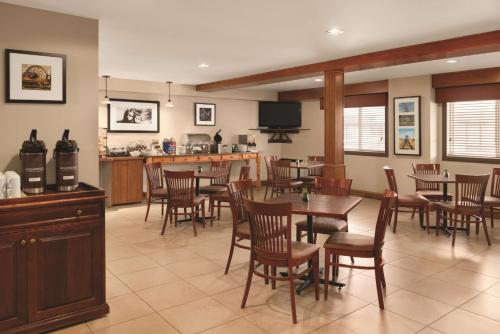 Imagen del bar/restaurante del Hotel Country Inn and Suites By Radisson, Saskatoon, Sk. Foto 10