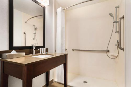 Imagen de la habitación del Hotel Country Inn and Suites By Radisson, Savannah Midtown, Ga. Foto 8