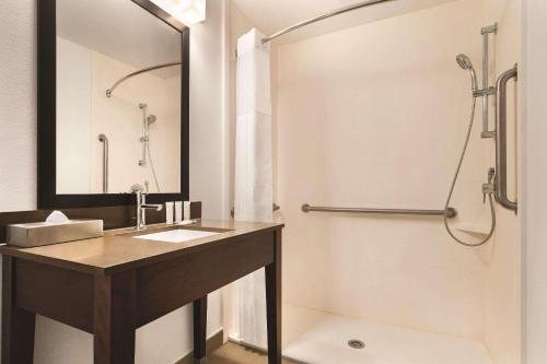 Imagen de la habitación del Hotel Country Inn and Suites By Radisson, Savannah Midtown, Ga. Foto 15