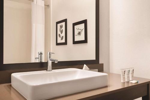 Imagen de la habitación del Hotel Country Inn and Suites By Radisson, Savannah Midtown, Ga. Foto 16