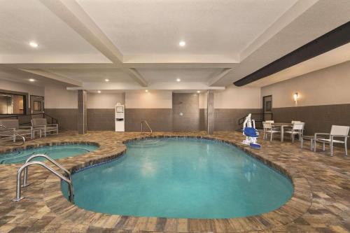 Imagen de la piscina del Hotel Country Inn and Suites By Radisson, Savannah Midtown, Ga. Foto 20