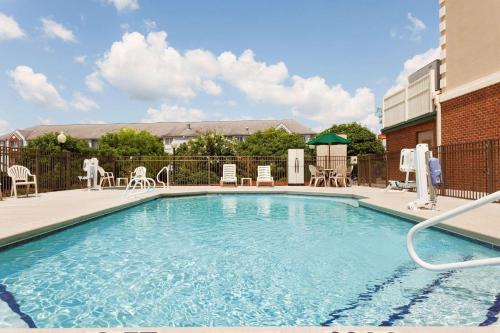 Imagen de la piscina del Hotel Country Inn and Suites By Radisson, Tifton, Ga. Foto 20