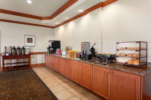 Imagen del bar/restaurante del Hotel Country Inn and Suites By Radisson, Tifton, Ga. Foto 7