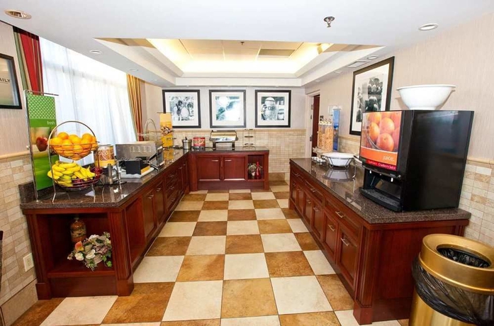 Imagen del bar/restaurante del Hotel Country Inn and Suites By Radisson, Toronto Mississauga. Foto 2