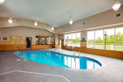 Imagen de la piscina del Hotel Country Inn and Suites By Radisson, Wilson, Nc. Foto 20