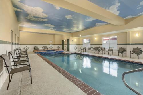 Imagen de la piscina del Hotel Country Inn and Suites Valdosta. Foto 8