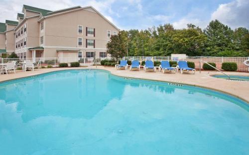 Imagen de la piscina del Hotel Country Inn and Suites by Radisson, Aiken, SC. Foto 20