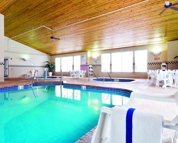 Imagen de la piscina del Hotel Country Inn and Suites by Radisson, Albertville, MN. Foto 16