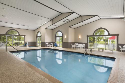 Imagen de la piscina del Hotel Country Inn and Suites by Radisson, Ankeny. Foto 20