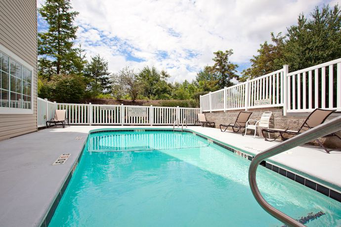 Imagen de la piscina del Hotel Country Inn and Suites by Radisson, Asheville at Asheville Outlet Mall, NC. Foto 20