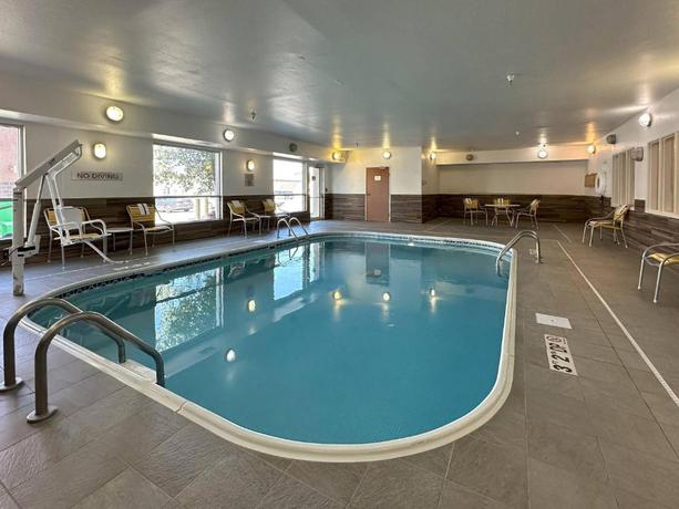 Imagen de la piscina del Hotel Country Inn and Suites by Radisson, Bismarck-Mandan. Foto 9