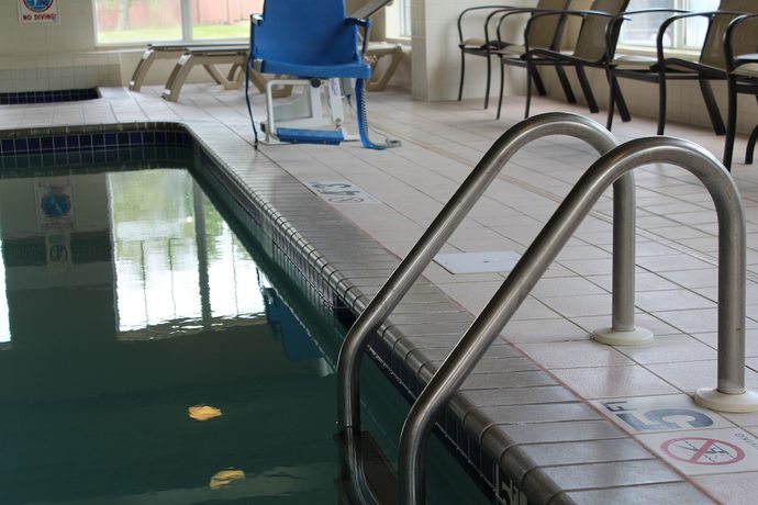 Imagen de la piscina del Hotel Country Inn and Suites by Radisson, Brooklyn Center, MN. Foto 19