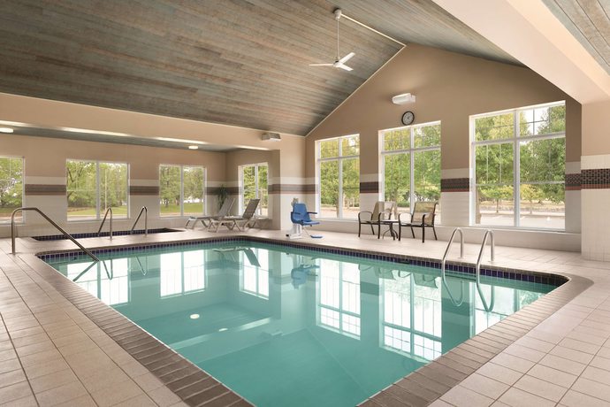 Imagen de la piscina del Hotel Country Inn and Suites by Radisson, Brooklyn Center, MN. Foto 20