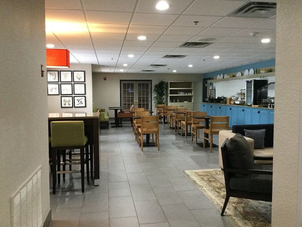 Imagen del bar/restaurante del Hotel Country Inn and Suites by Radisson, Charlotte University Place, NC. Foto 2