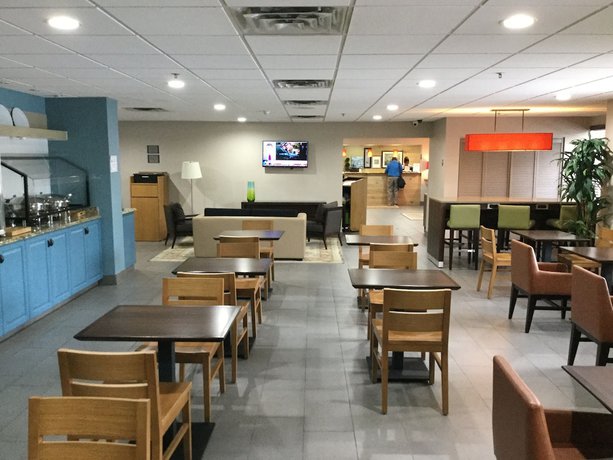 Imagen del bar/restaurante del Hotel Country Inn and Suites by Radisson, Charlotte University Place, NC. Foto 5