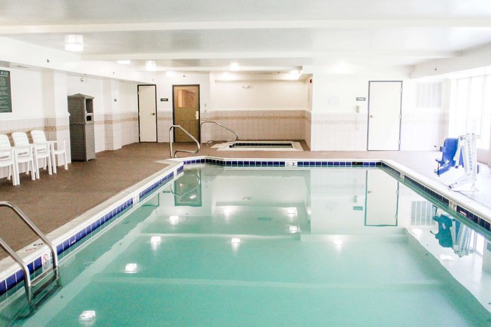 Imagen de la piscina del Hotel Country Inn and Suites by Radisson Chester. Foto 18