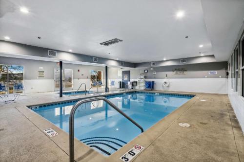 Imagen de la piscina del Hotel Country Inn and Suites by Radisson, Chicago O'Hare South, IL. Foto 20