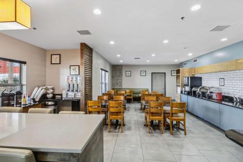 Imagen del bar/restaurante del Hotel Country Inn and Suites by Radisson, Chicago O'Hare South, IL. Foto 5