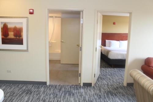 Imagen de la habitación del Hotel Country Inn and Suites by Radisson, Crystal Lake, IL. Foto 10