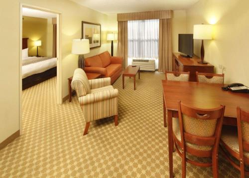 Imagen de la habitación del Hotel Country Inn and Suites by Radisson, Crystal Lake, IL. Foto 18
