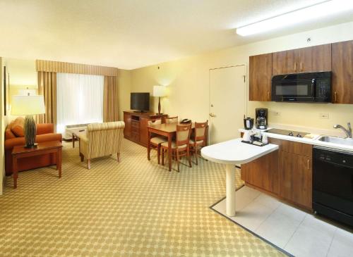 Imagen de la habitación del Hotel Country Inn and Suites by Radisson, Crystal Lake, IL. Foto 20