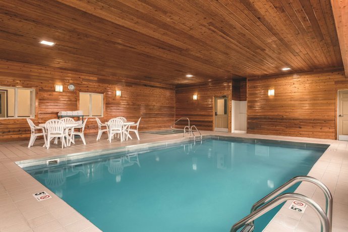 Imagen de la piscina del Hotel Country Inn and Suites by Radisson, Dakota Dunes, SD. Foto 19