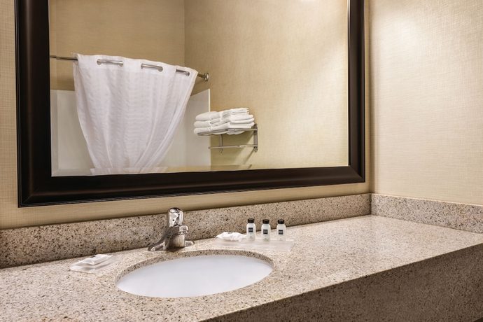 Imagen de la habitación del Hotel Country Inn and Suites by Radisson, Dakota Dunes, SD. Foto 5