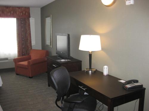 Imagen de la habitación del Hotel Country Inn and Suites by Radisson, Dearborn. Foto 14