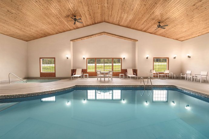 Imagen de la piscina del Hotel Country Inn and Suites by Radisson, Detroit Lakes. Foto 20