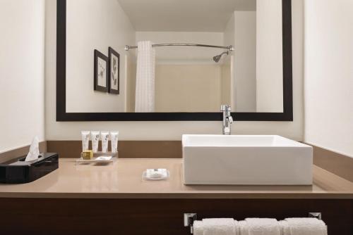 Imagen de la habitación del Hotel Country Inn and Suites by Radisson, Dubuque, IA. Foto 8