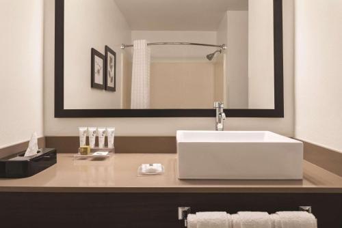 Imagen de la habitación del Hotel Country Inn and Suites by Radisson, Dubuque, IA. Foto 14